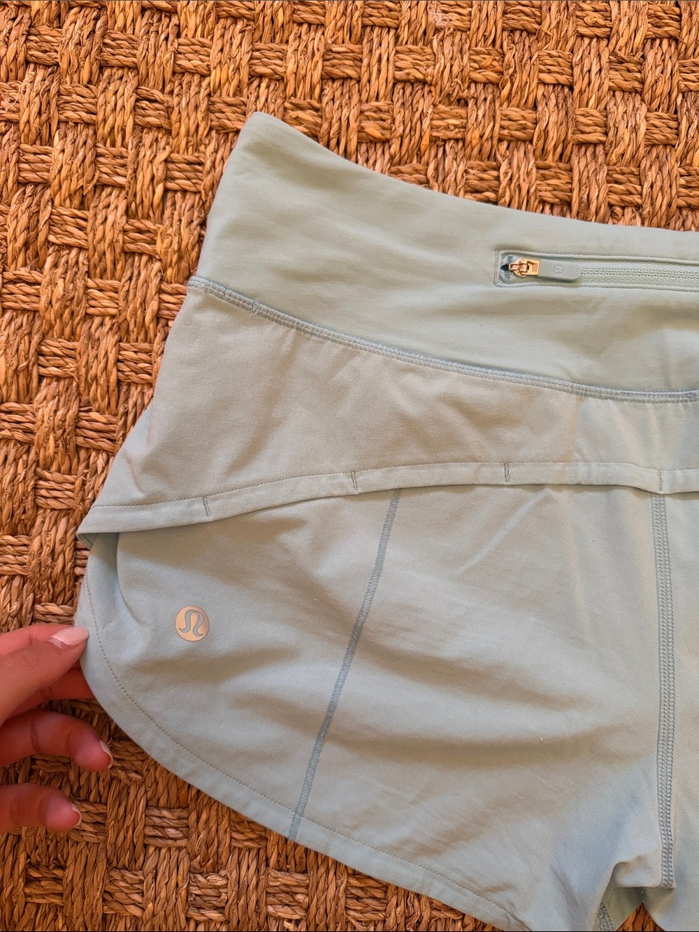 lululemon Light Blue Women’s Low Rise Speed Up Shorts Size 4 Reg - Picture 3 of 4